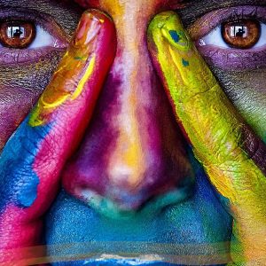 Gesicht in vielen Farben bemalt