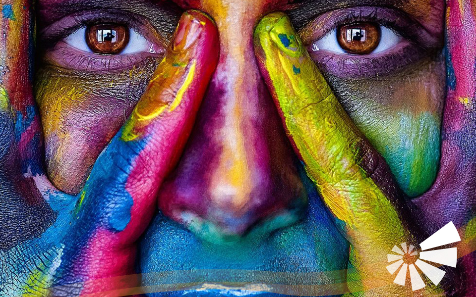 Gesicht in vielen Farben bemalt